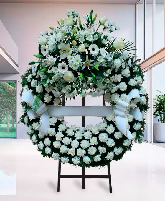 Corona Funeraria de claveles blancos para Tanatorio Málaga Parcemasa